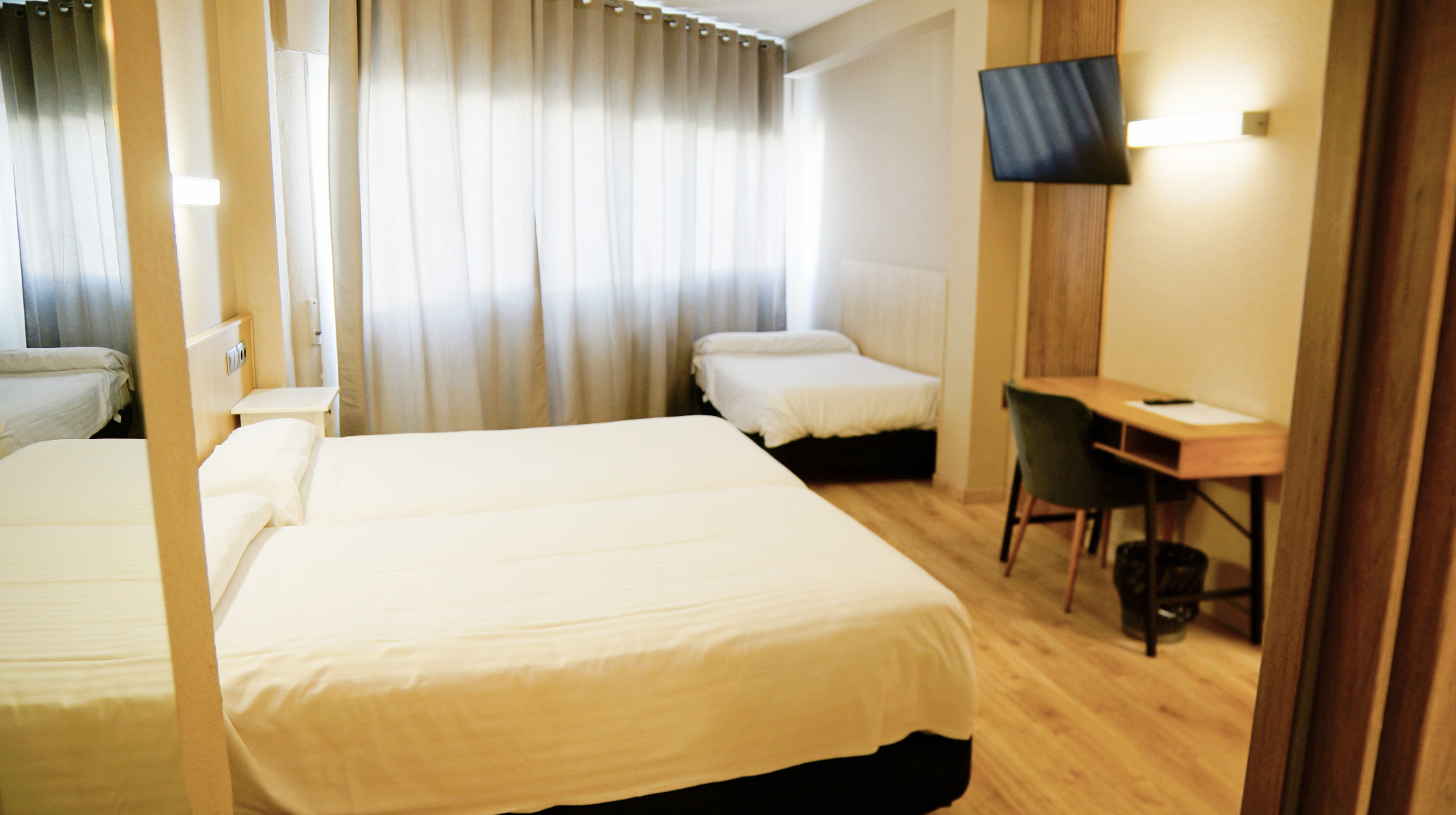 HOTEL ALAIZ HABITACION Triple